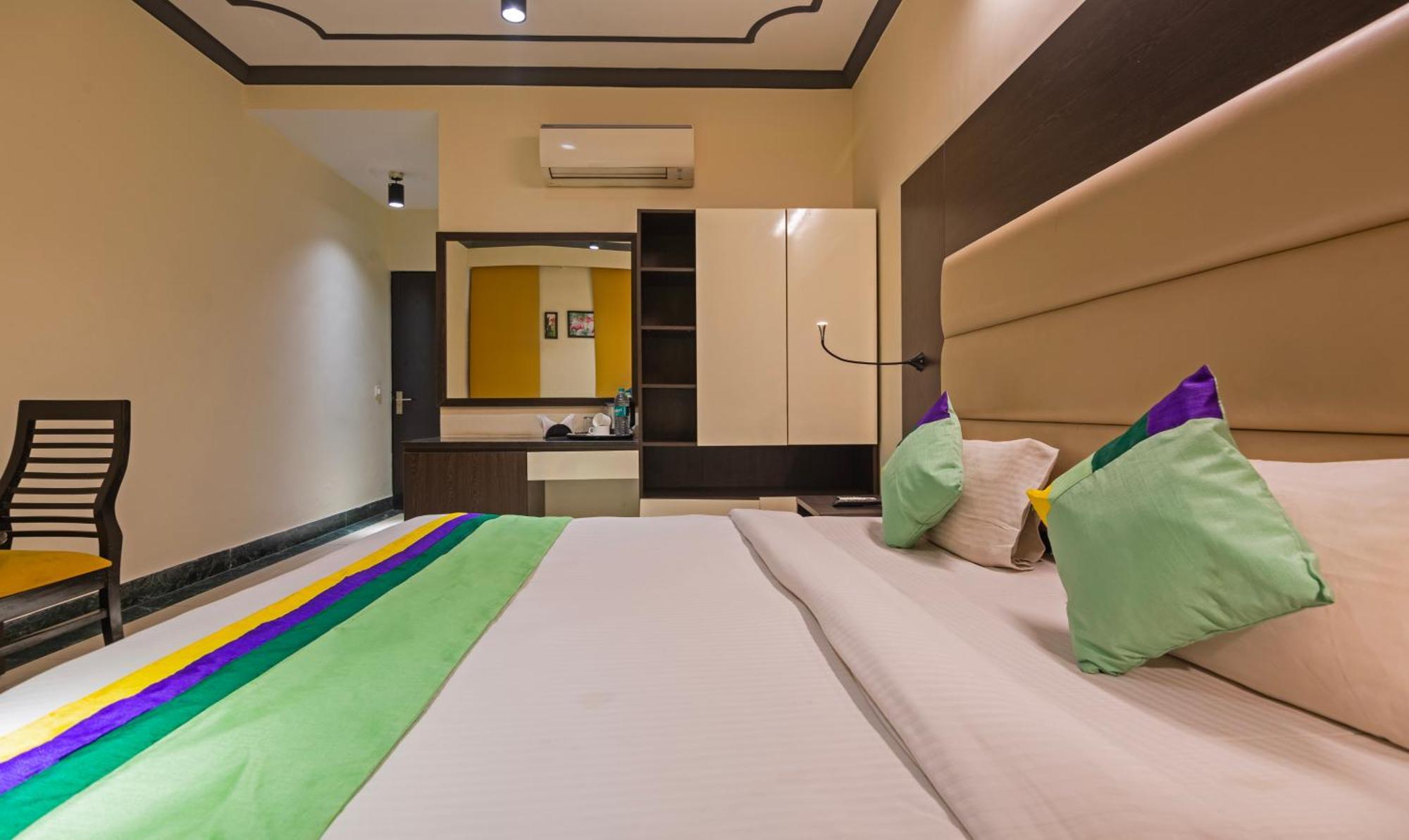 Super Townhouse Sushant Lok Phase 1 Formerly Hotel Neven Gurgaon Dış mekan fotoğraf
