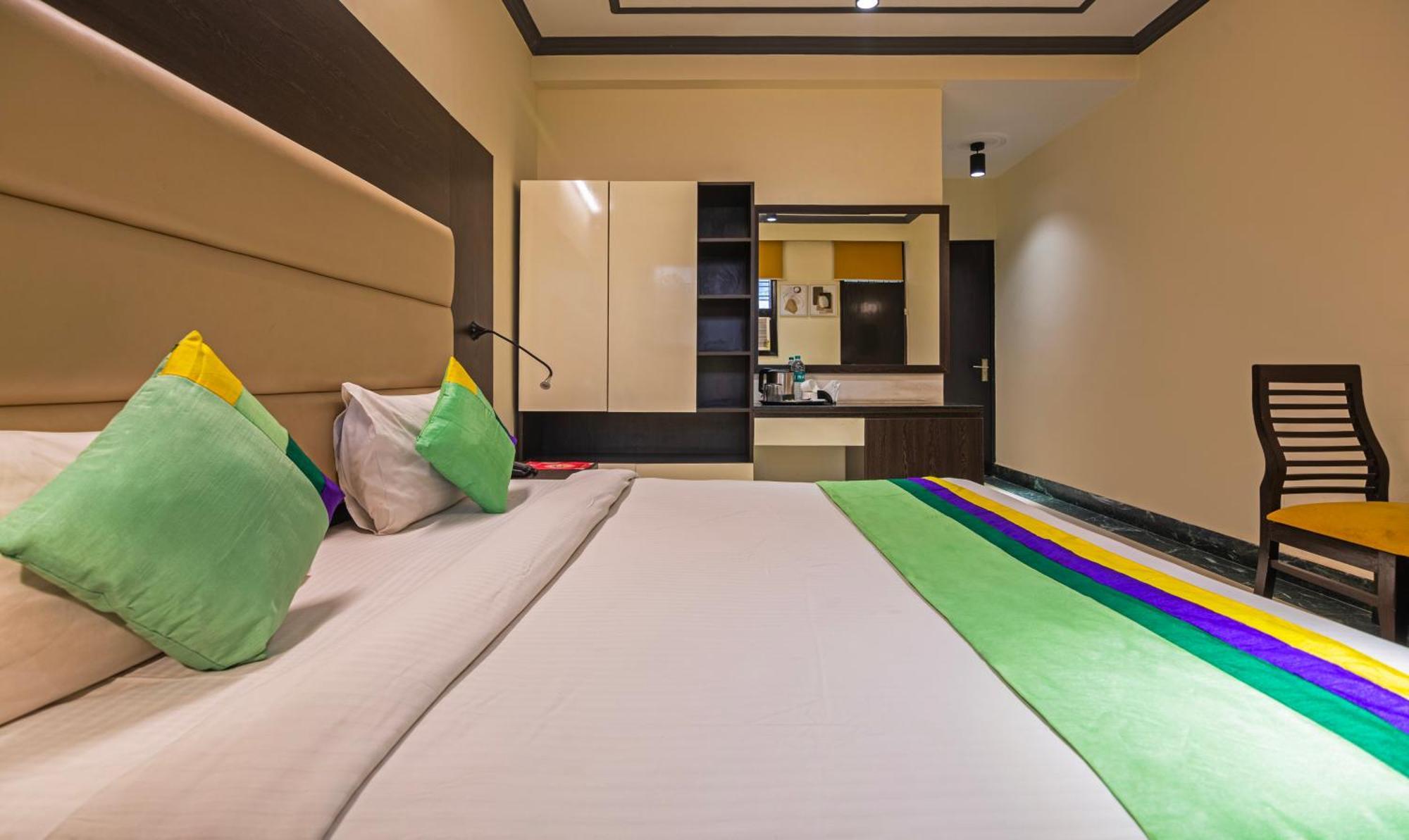Super Townhouse Sushant Lok Phase 1 Formerly Hotel Neven Gurgaon Dış mekan fotoğraf