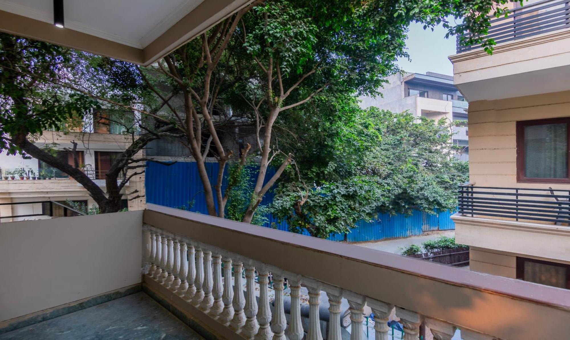 Super Townhouse Sushant Lok Phase 1 Formerly Hotel Neven Gurgaon Dış mekan fotoğraf