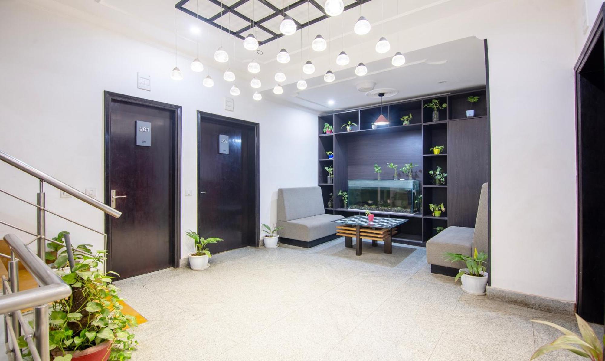 Super Townhouse Sushant Lok Phase 1 Formerly Hotel Neven Gurgaon Dış mekan fotoğraf