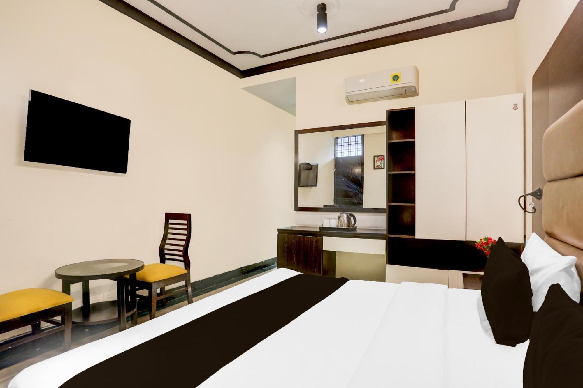 Super Townhouse Sushant Lok Phase 1 Formerly Hotel Neven Gurgaon Dış mekan fotoğraf