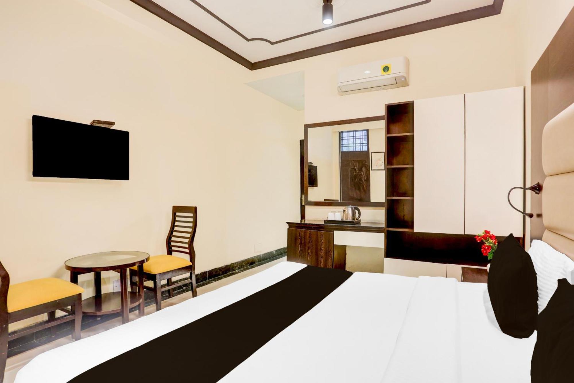Super Townhouse Sushant Lok Phase 1 Formerly Hotel Neven Gurgaon Dış mekan fotoğraf
