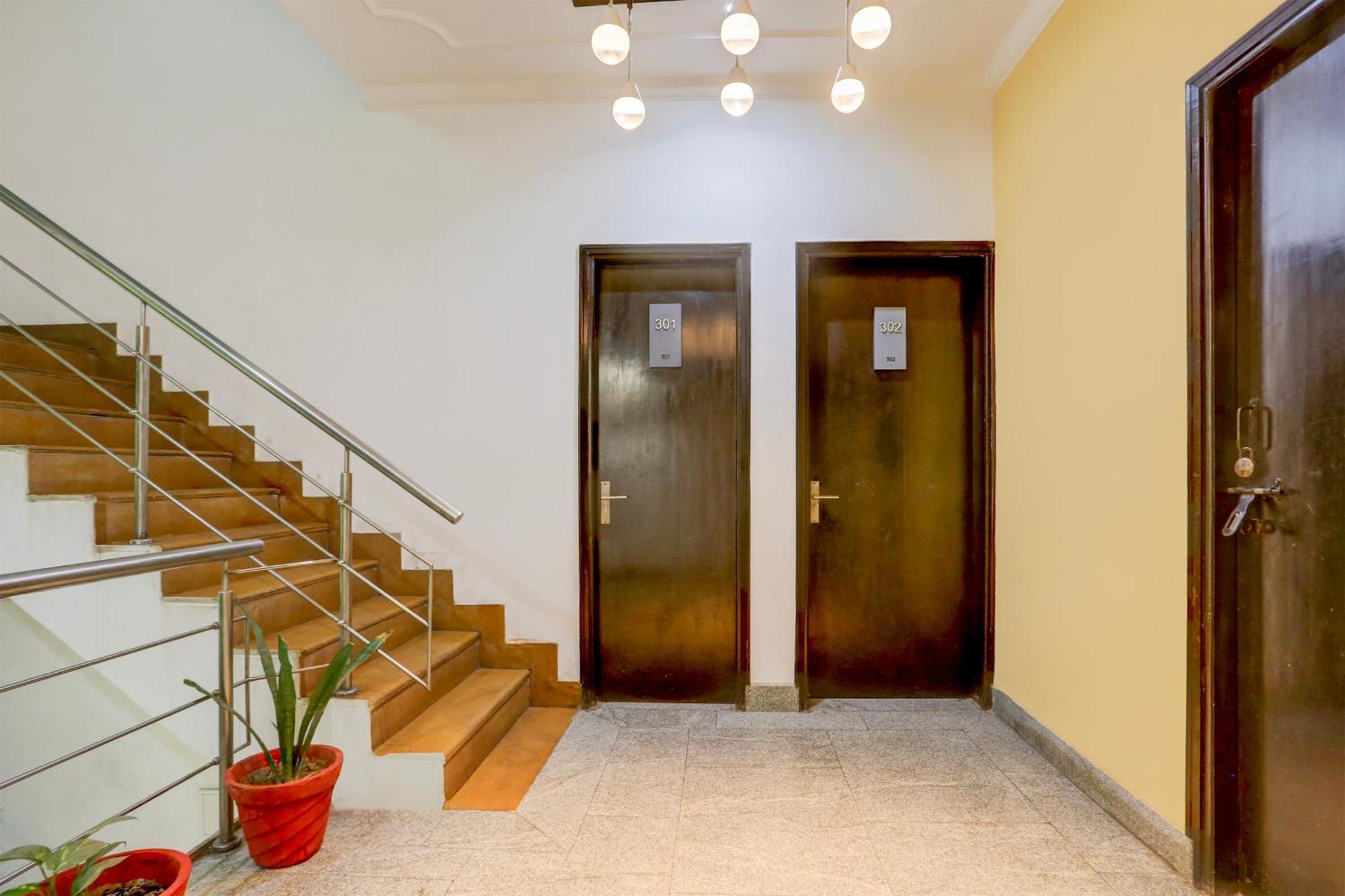 Super Townhouse Sushant Lok Phase 1 Formerly Hotel Neven Gurgaon Dış mekan fotoğraf