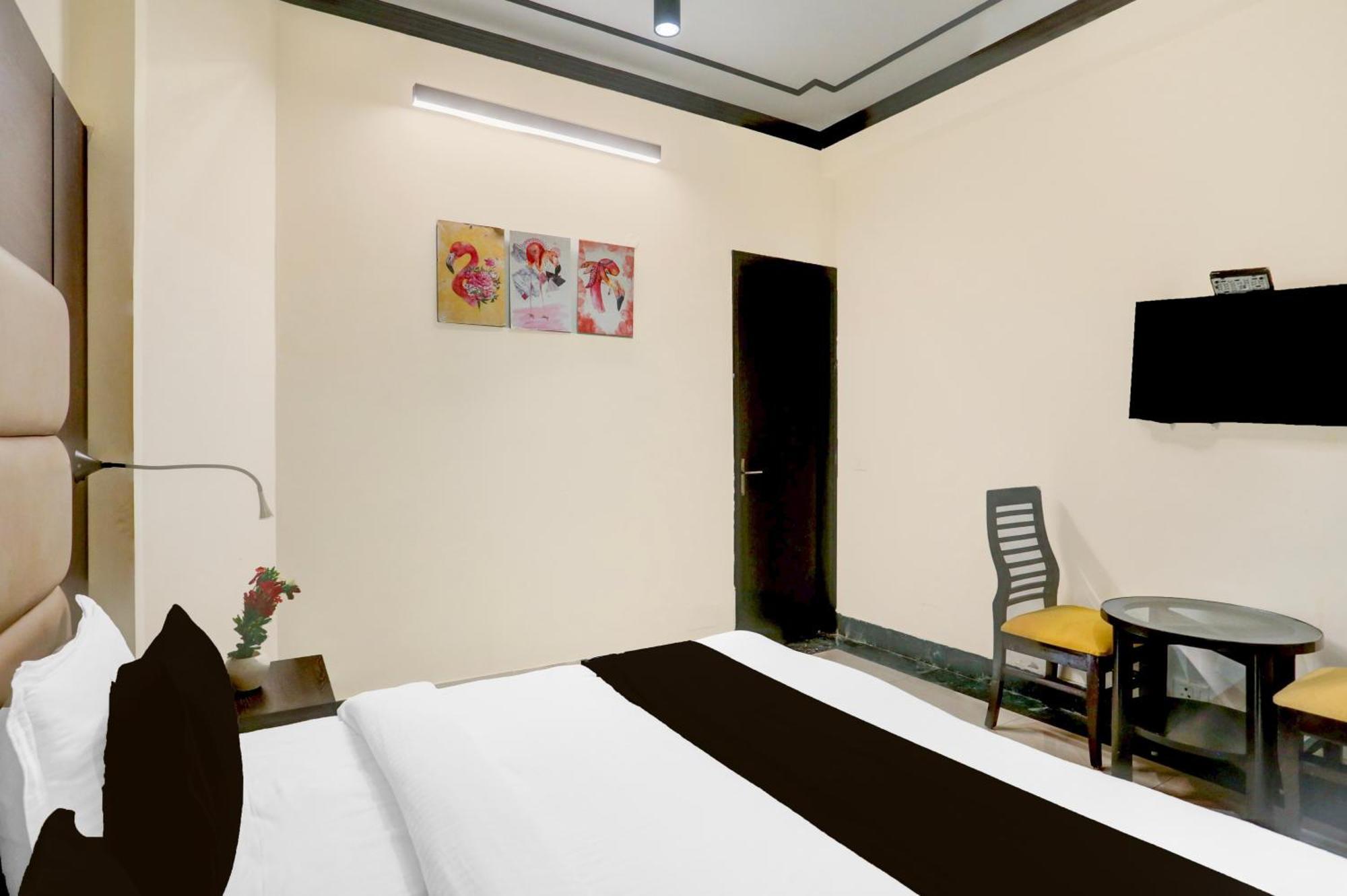 Super Townhouse Sushant Lok Phase 1 Formerly Hotel Neven Gurgaon Dış mekan fotoğraf