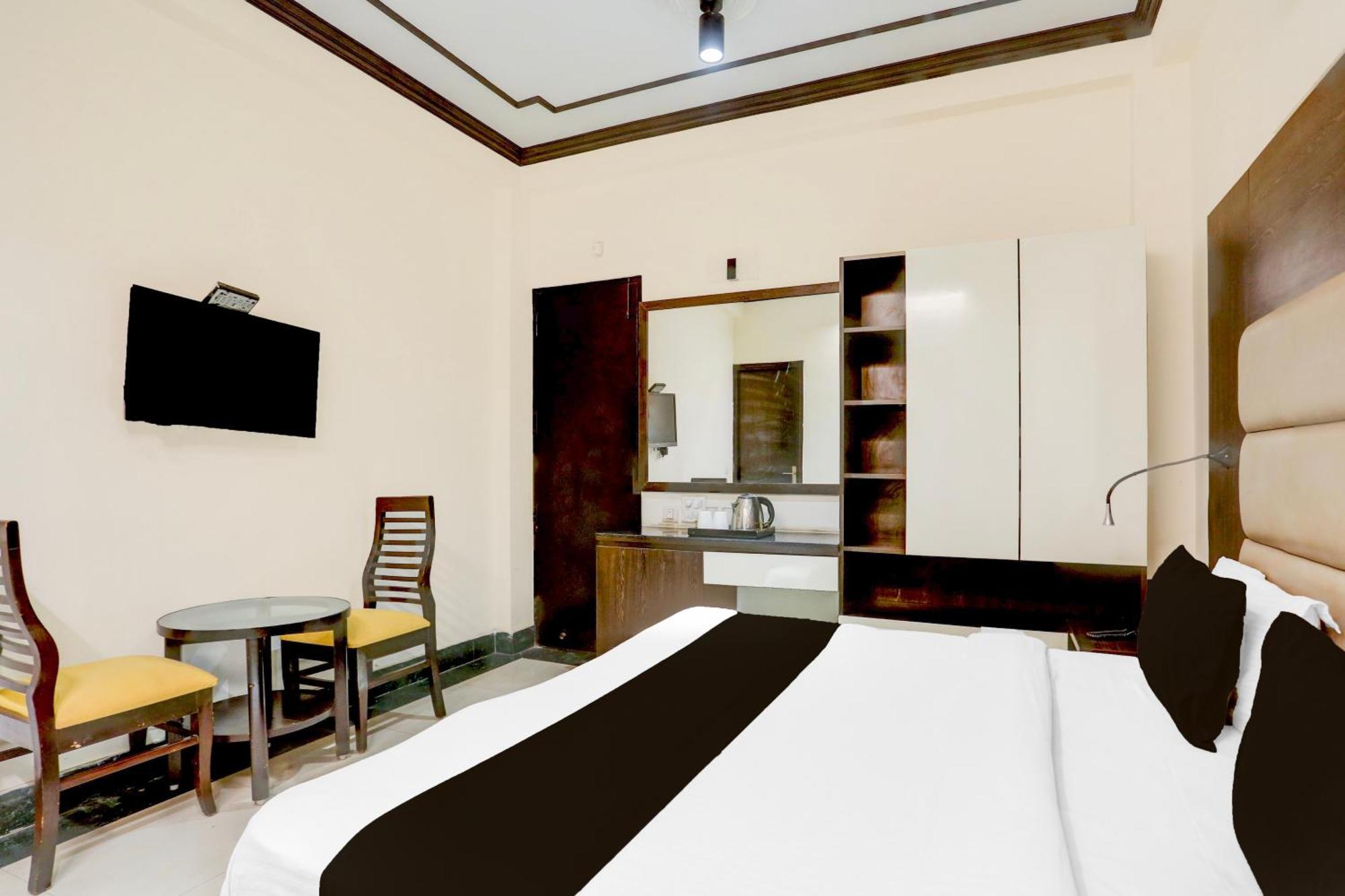 Super Townhouse Sushant Lok Phase 1 Formerly Hotel Neven Gurgaon Dış mekan fotoğraf