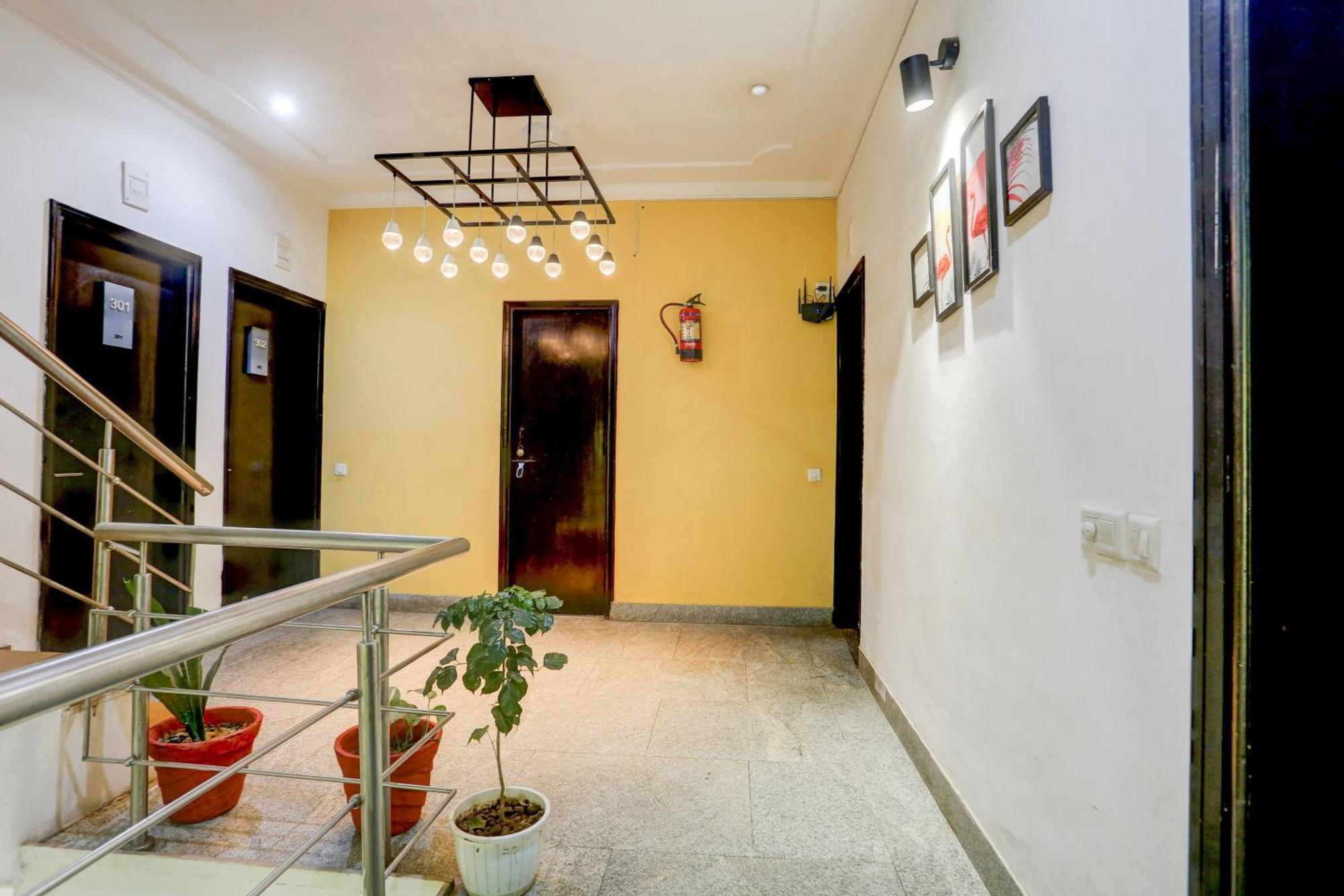 Super Townhouse Sushant Lok Phase 1 Formerly Hotel Neven Gurgaon Dış mekan fotoğraf