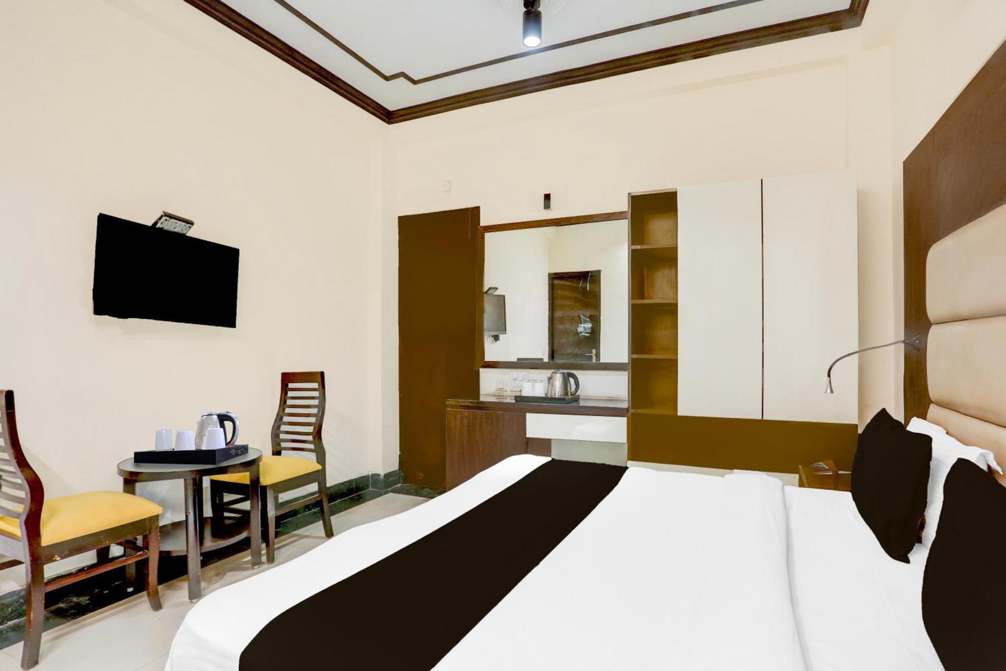 Super Townhouse Sushant Lok Phase 1 Formerly Hotel Neven Gurgaon Dış mekan fotoğraf
