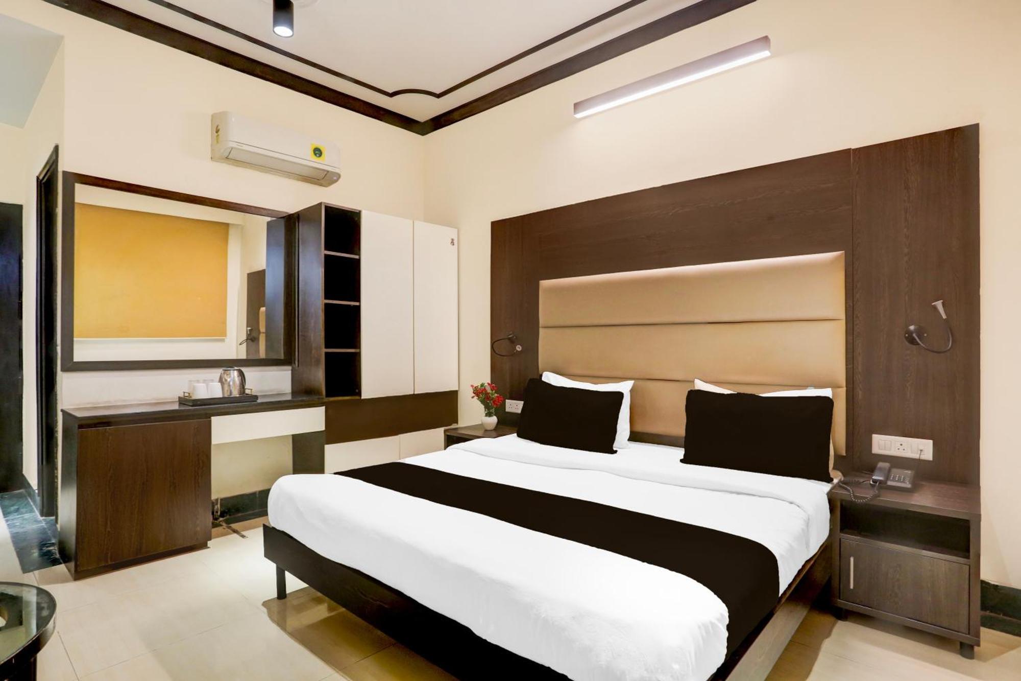 Super Townhouse Sushant Lok Phase 1 Formerly Hotel Neven Gurgaon Dış mekan fotoğraf